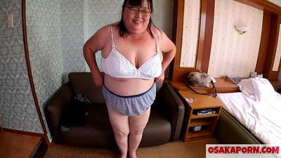 Дебелата японска майка показва огромни цици и се наслаждава на секс играчка. 51-годишна майка от Азия разказва за сексуалния си опит. Юкико дебел милф 1 OSAKAPORN